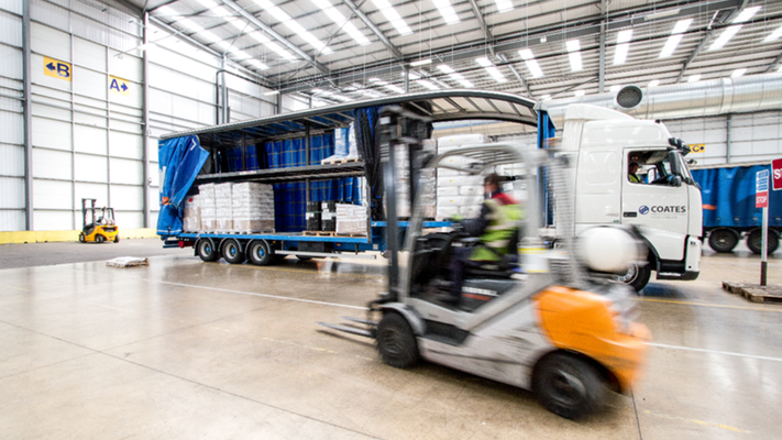 Bewegingsfoto in magazijn met heftruck