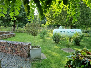 Une citerne de propane dans le jardin