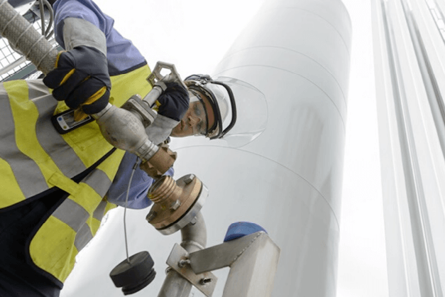 Belourthe LNG installatie werkman in veiligheidskledij